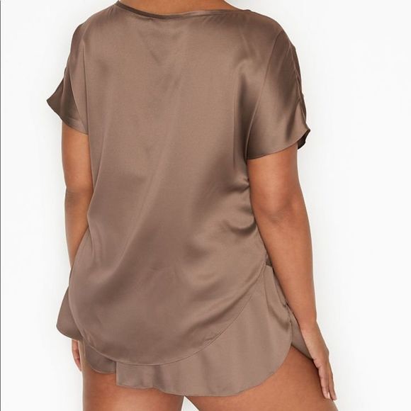 VICTORIA'S SECRET
Oversized T-Shirt & Petal Short PJ Set - Picture 2 of 3